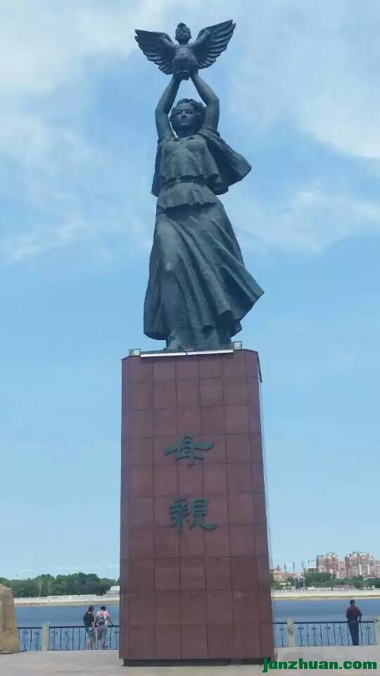 雕塑母亲近照.jpg