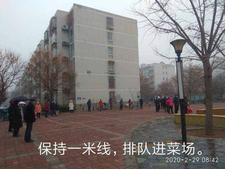 防控防疫不松劲，雨天送菜进社区1.jpg