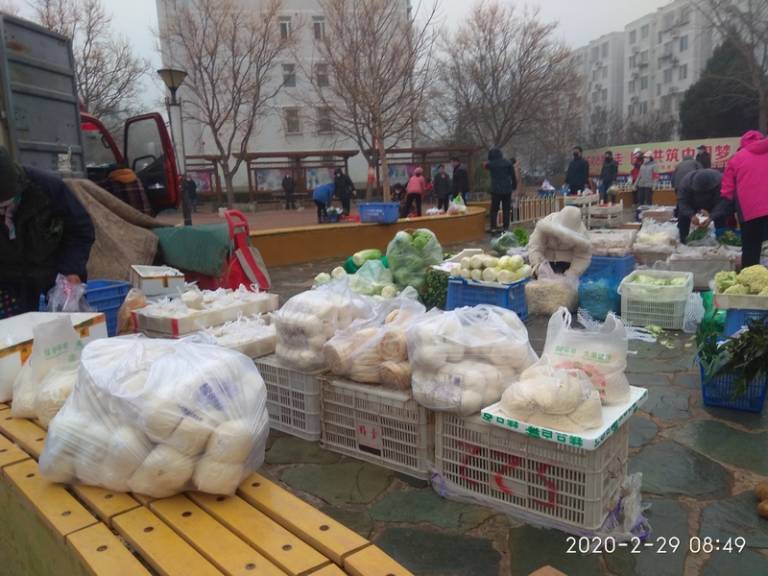 防控防疫不松劲，雨天送菜进社区2.jpg