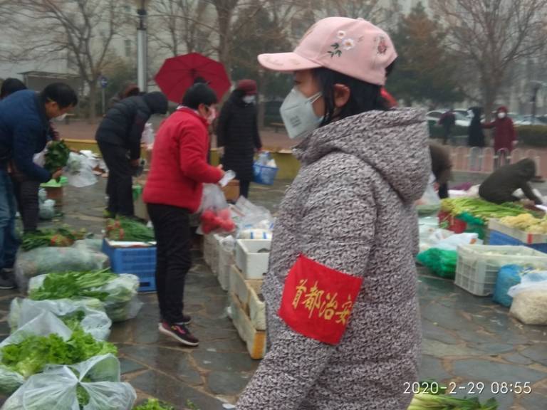 防控防疫不松劲，雨天送菜进社区3.jpg