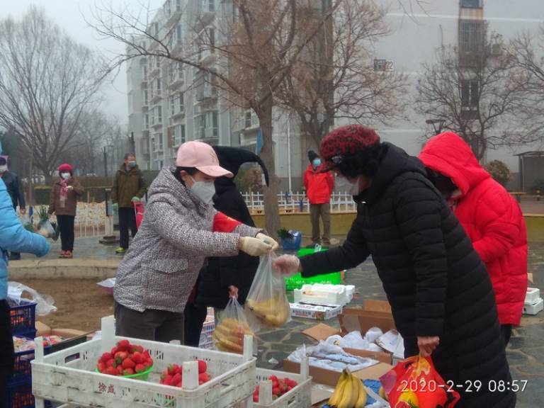 防控防疫不松劲，雨天送菜进社区4.jpg