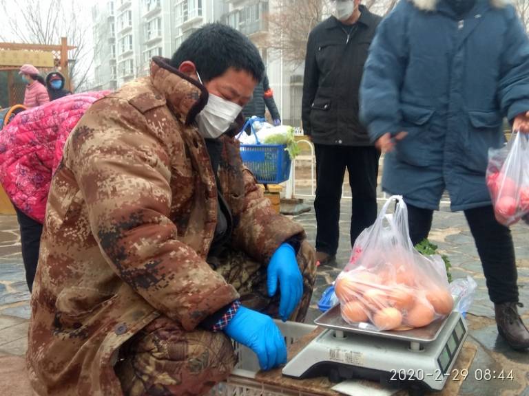 防控防疫不松劲，雨天送菜进社区7.jpg